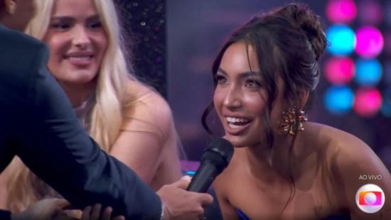 Com um biquíni irresistível, Vanessa Lopes arranca elogios