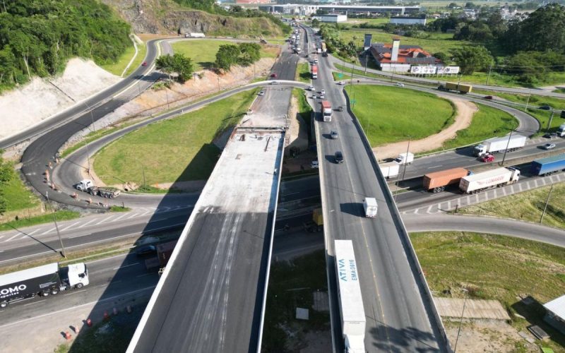 Viaduto de entroncamento no km 7 da BR-470 com a BR-101, em Navegantes, visto de cima durante obras em dia ensolarado