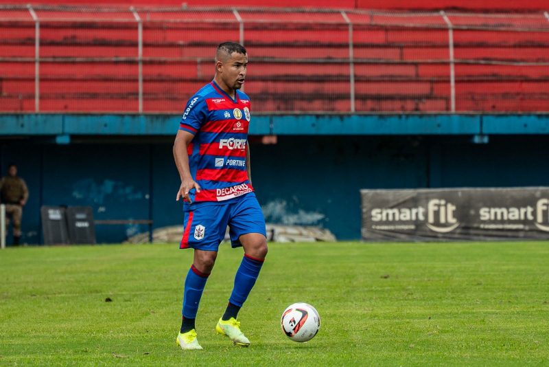 Victor Guilherme conduz a bola durante jogo do Marcílio Dias