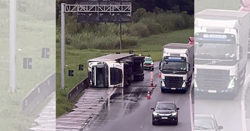 Caminhão tomba e acidente interdita BR-101 em Araquari