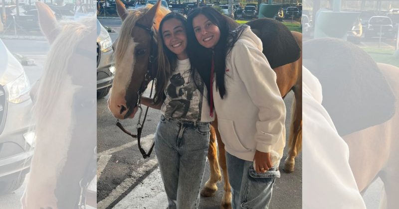 Fã foi a cavalo até o aeroporto de Joinville para conhecer a cantora Ana Castela