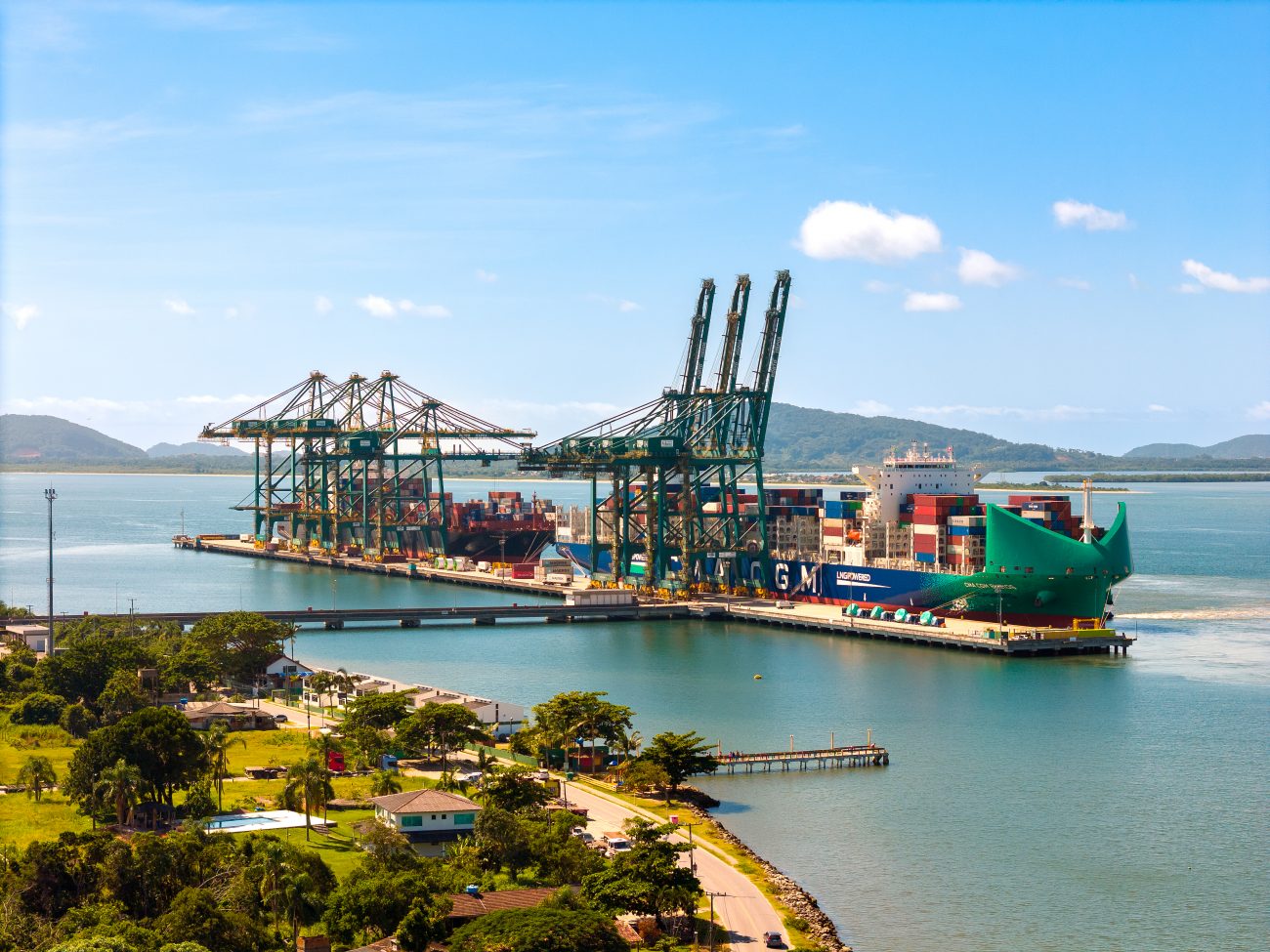O pátio possui uma área de cerca de 455 mil metros quadrados, sendo mais de 8.000m² de armazenagem seca e uma câmara fria para carga refrigerada. - Porto de Itapoá/Divulgação/ND