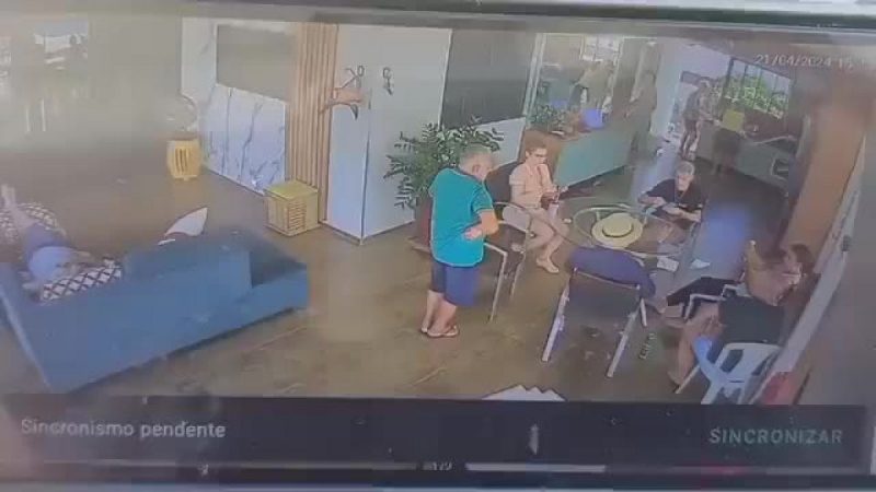 Vídeo mostra momento em que mãe e filho matam idosos a tiros e deixam padre ferido