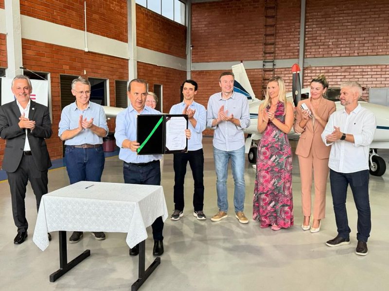 Jorginho Mello assinou o repasse para as obras de balizamento noturno do Aeroporto Regional de Blumenau na tarde desta segunda-feira (1°)