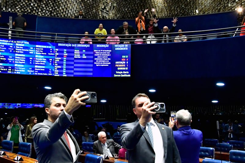 Senadores Marcos Rog&eacute;rio (PL-RO) e Fl&aacute;vio Bolsonaro (PL-RJ) posaram para selfies ap&oacute;s aprova&ccedil;&atilde;o da PEC que criminaliza porte e posse de drogas – Foto: Waldemir Barreto/Ag&ecirc;ncia Senado