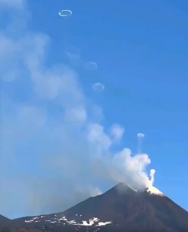 Vulcão Etna emitindo gases em forma de círculos quase perfeitos