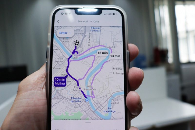 imagem mostra aplicativo waze aberto no celular; Balneário Camboriú prepara Waze diante da previsão de enxurradas