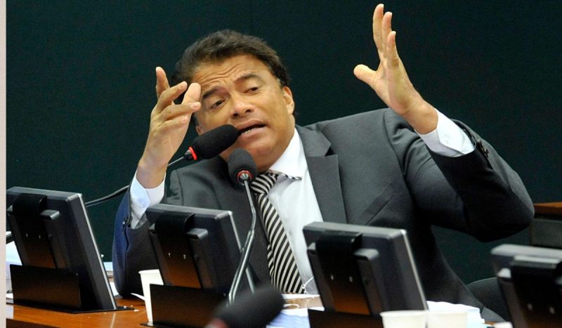 foto mostra ex-deputado Wladmimir Costa gesticular com as mãos enquanto fala em microfones