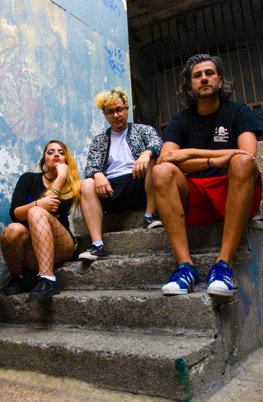 Trio Mandale Mecha, que &eacute; de Floripa, leva o novo single “Latidos” na bagagem da turn&ecirc; europeia que come&ccedil;ar&aacute; em junho – Foto: Samuel Merighi/Divulga&ccedil;&atilde;o