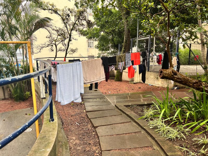 Foto de roupas estendidas em abrigo 