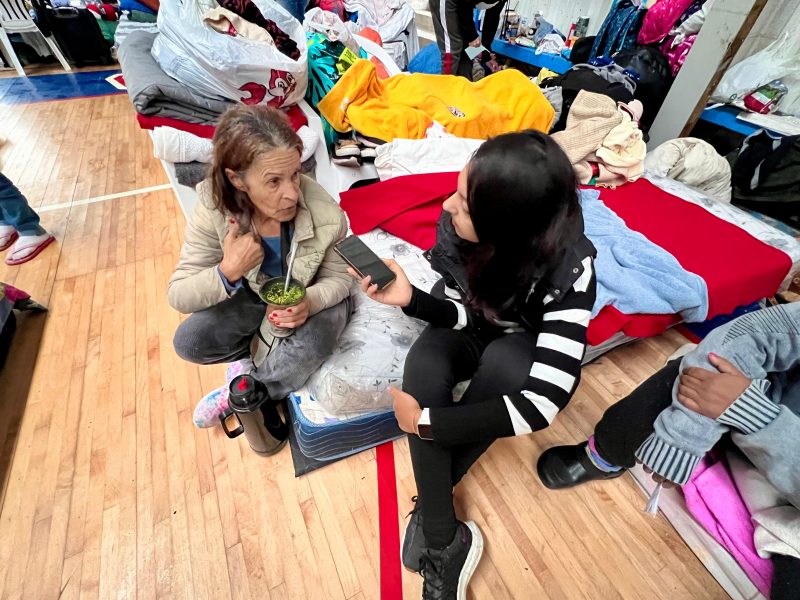 Na foto, Dona Lúcia conversando com a repórter enquanto toma chimarrão