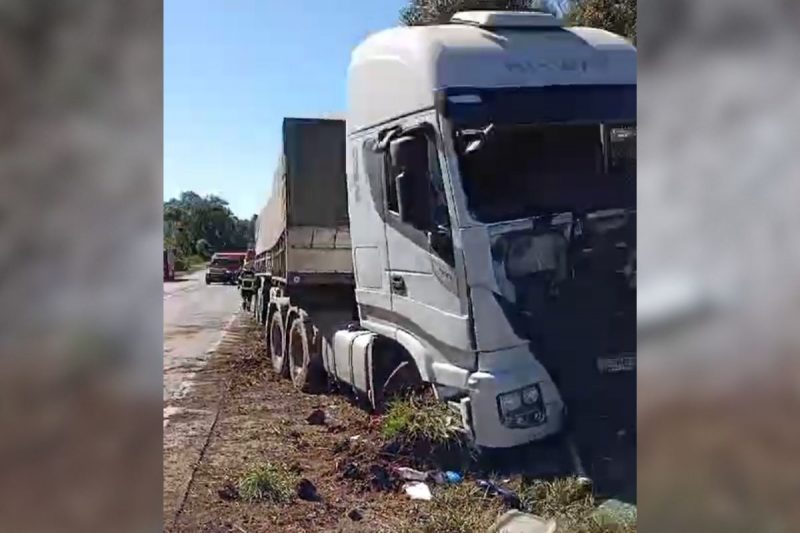 O motociclista bateu de frente com a carreta na manhã desta sexta-feira (31)