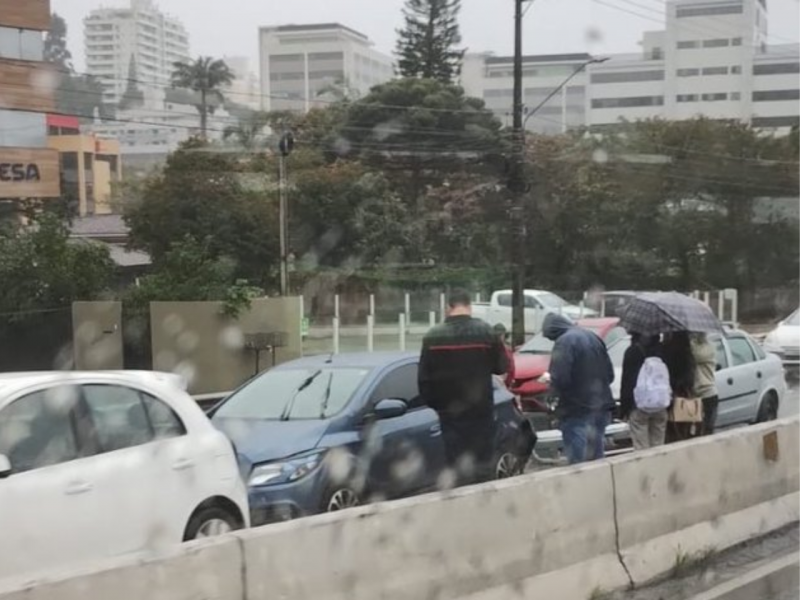 Engavetamento de veículos compromete trânsito na SC-401, no Norte da Ilha