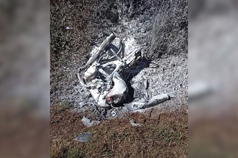 O veículo do motociclista ficou irreconhecível após o fogo 