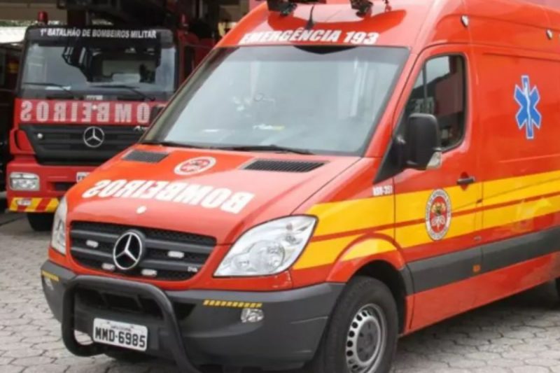 Imagem mostra viatura dos bombeiros; guarnição de Brusque atendeu homem após ele despencar do 3° andar em sacada de prédio