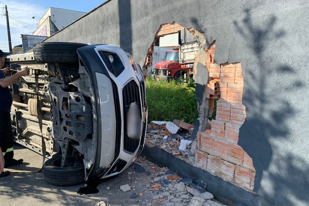 Colisão fez carro capotar e atingir muro em Joinville - Lincoln Pradal/ND