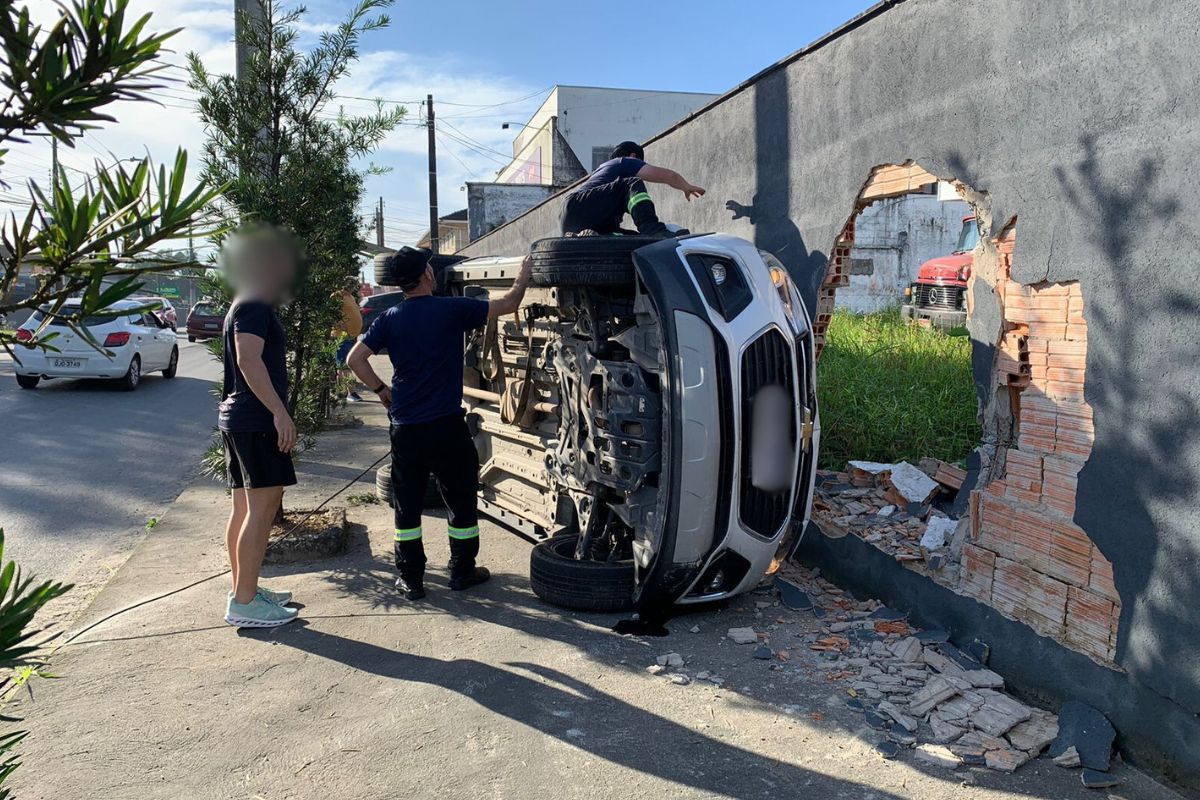 Colisão fez carro capotar e atingir muro em Joinville - Lincoln Pradal/ND