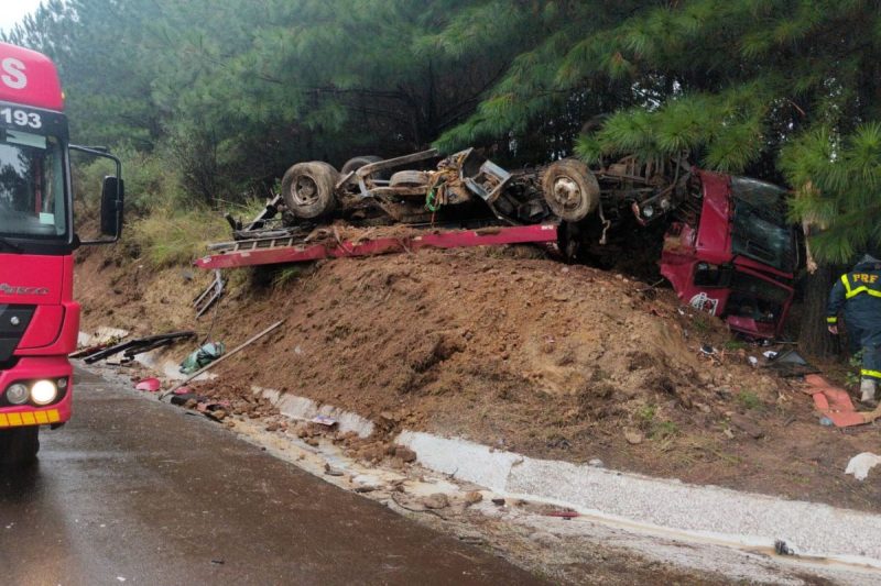 acidente envolveu dois caminhões na BR-282 em Ponte Serrada