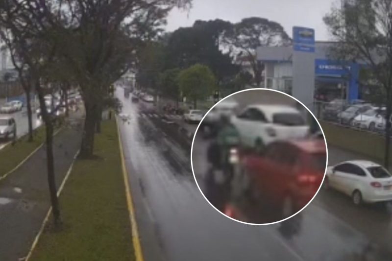 imagem do acidente que envolveu motocicleta e outros três carros