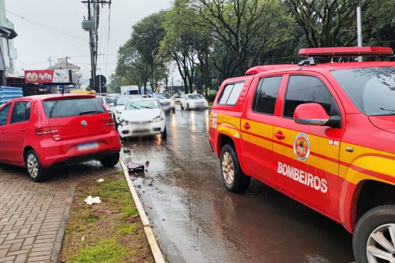 motorista e motociclista ficam feridos em acidente