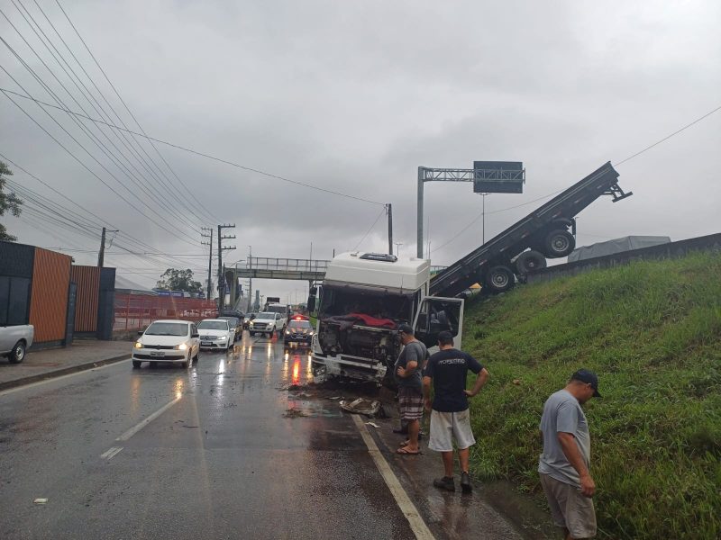 Acidente com carreta na BR-101 em Palhoça 