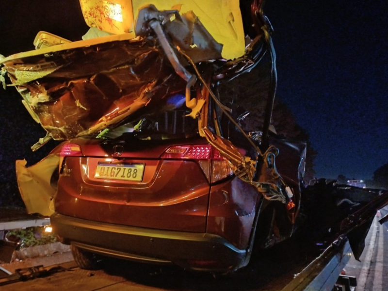 Motorista ficou preso às ferragens e morreu no local do acidente