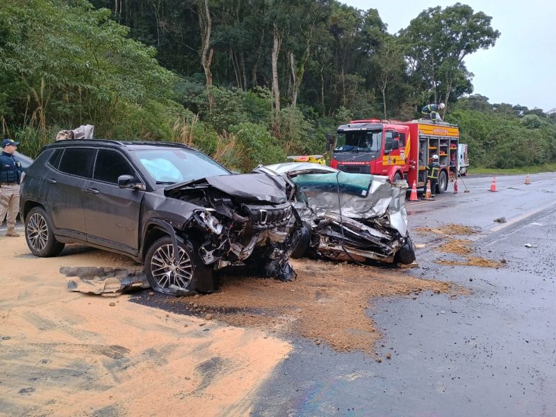 Motorista fica preso às ferragens em acidente na BR-282