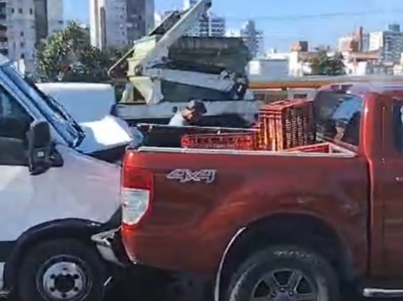 Acidente em frente ao Mundo Car provocou lentidão no trânsito, em São José nesta terça (7
