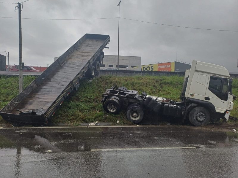 Acidente com carreta na BR-101 em Palhoça deixa trânsito bloqueado