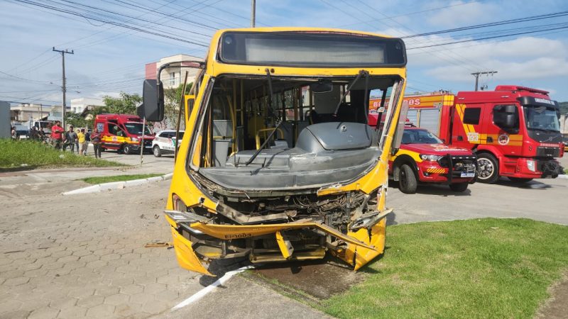 Acidente entre dois &ocirc;nibus escolares em Itaja&iacute; deixou feridos – Foto: Reprodu&ccedil;&atilde;o