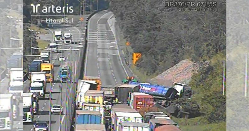 Not&iacute;cias da semana: acidente envolveu quatro carros, uma carreta e dois caminh&otilde;es – Foto: Arteris Litoral Sul/Reprodu&ccedil;&atilde;o/ND