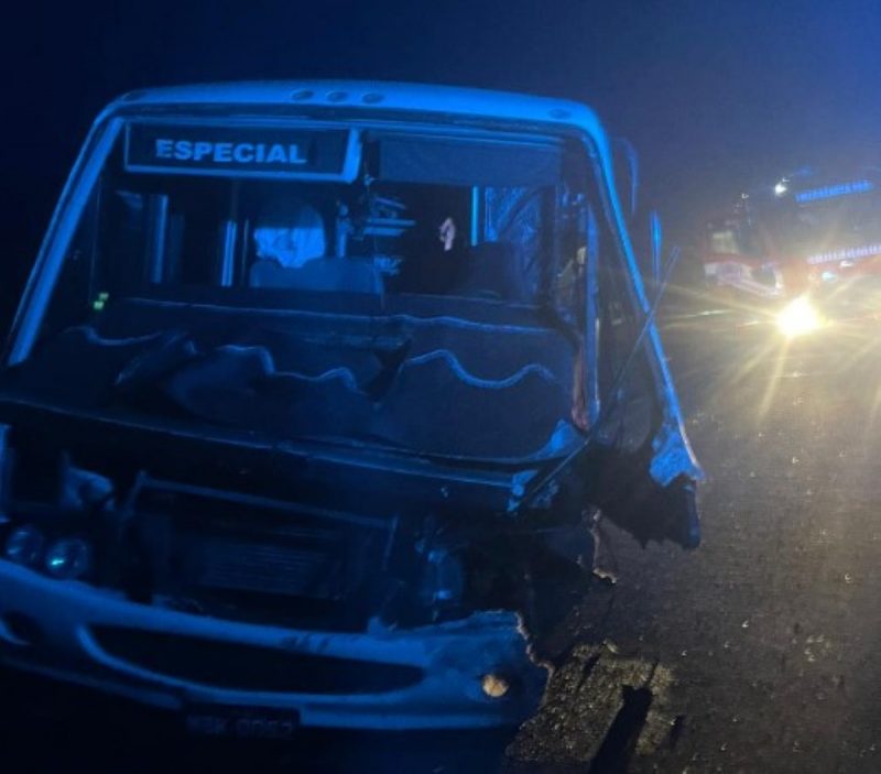 Frente do micro-&ocirc;nibus ficou destru&iacute;da na madrugada desta segunda (6) – Foto: Corpo de Bombeiros