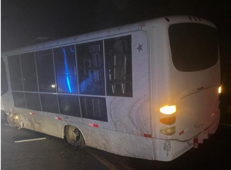 Carro bateu em micro-ônibus na madrugada desta segunda (6) em São José do Cerrito