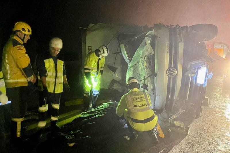 acidente com quatro caminhões e uma caminhonete deixou motorista morto em Santa Cecília; na foto o caminhão aparece tombado na rodovia; quatro socoristas dos bombeiros e da arteris auto pista planalto sul atuam no atendimento