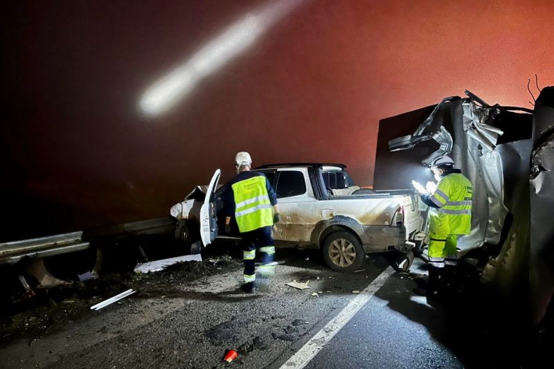 Motorista de um dos caminh&otilde;es morreu no local do acidente. – Foto: Corpo de Bombeiros/Divulga&ccedil;&atilde;o/ND