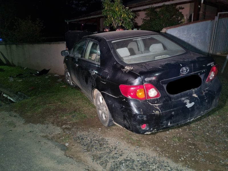 Carro destruiu muro de casa
