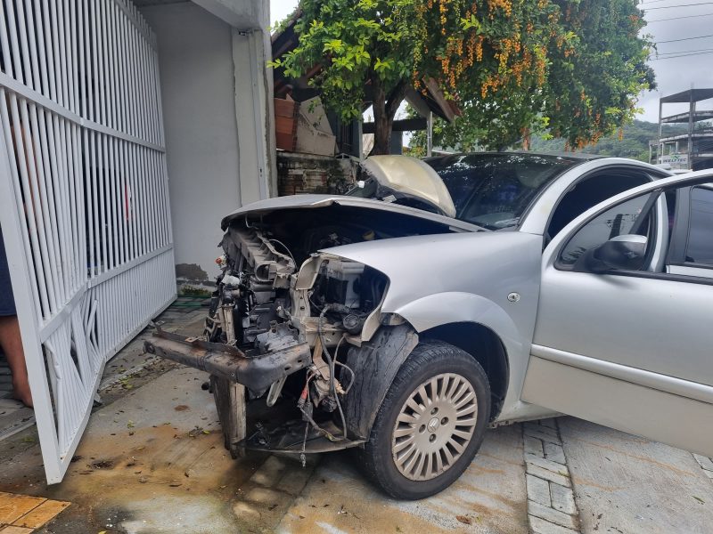 VÍDEO: Câmera de segurança flagra acidente envolvendo 4 veículos em Blumenau