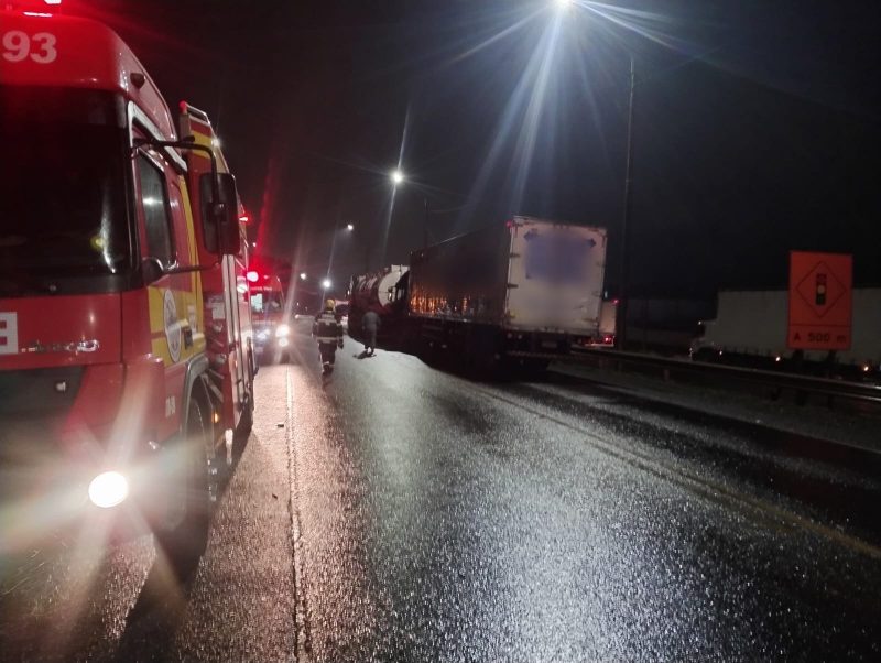 O acidente com três caminhões foi na noite de segunda-feira.