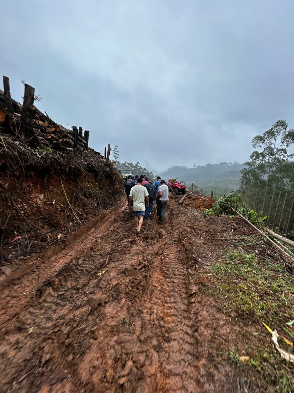 O trabalhador foi socorrido pelo Batalhão de Bombeiros Militar nesta quinta-feira (9), no bairro Sessenta 