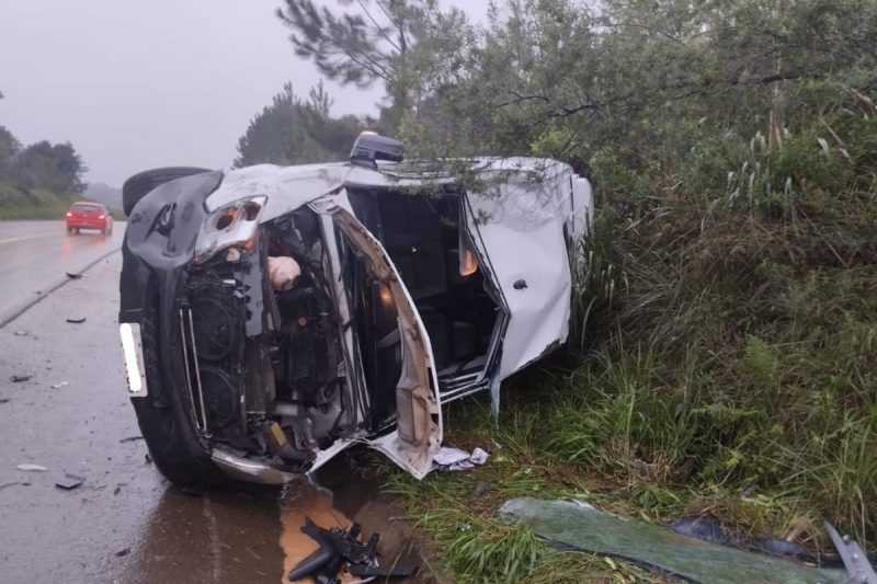 van da secretaria de saúde de ibiam tombada às margens da SC-135 em Campos novos após acidente, na foto aparecem vidros quebrados e a parte da frente da van retorcida