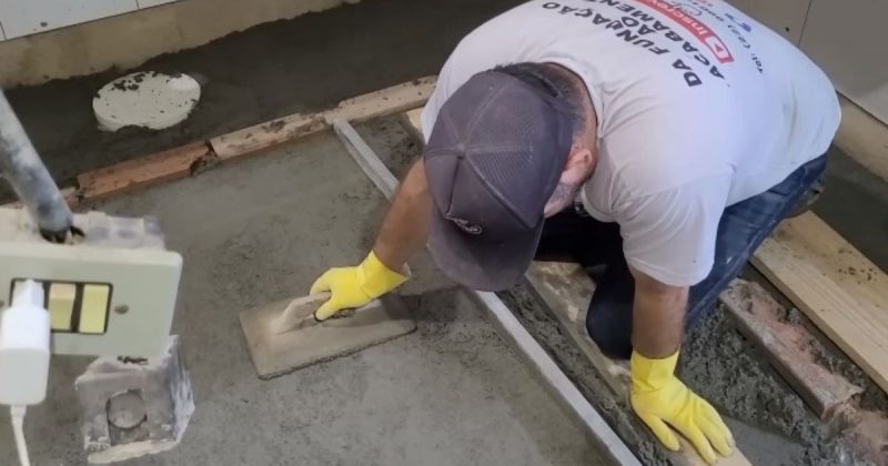 Pedreiro ensina a resolver piso torto