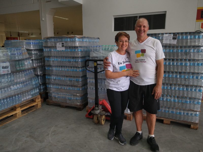 Casal Adri e Moacir posam com as &aacute;guas minerais arrecadadas – Foto: Nicolas Hor&aacute;cio