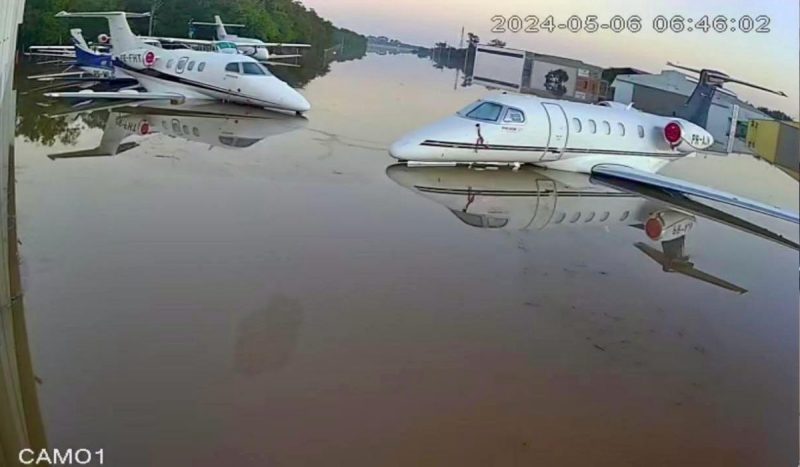 Pista de pouso ficou totalmente tomada pelas águas