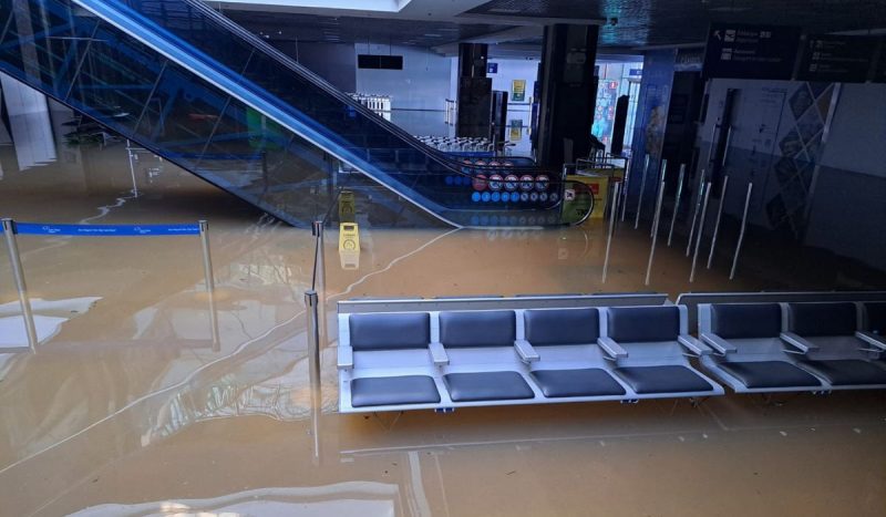 Aeroporto Salgado Filho inundado após chuvas