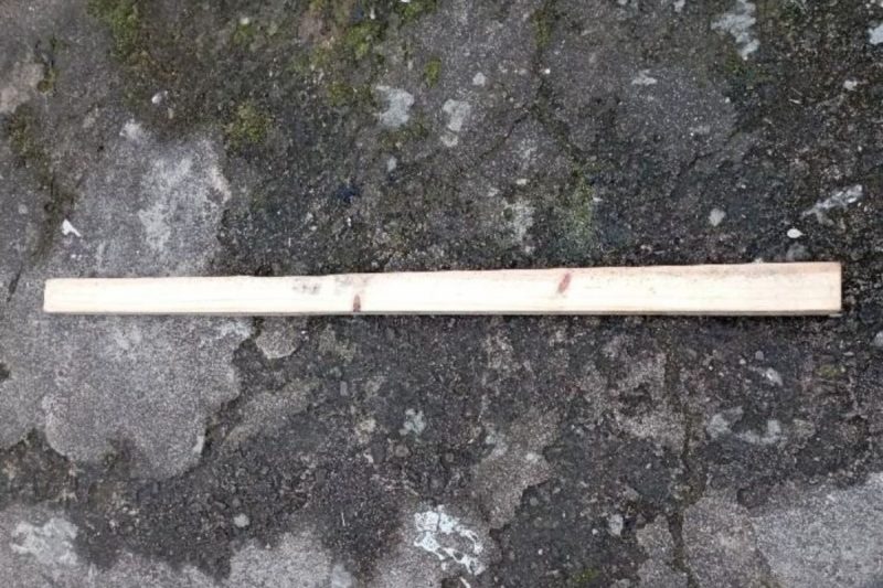 homem usou um bastão de madeira para ameaçar a mulher