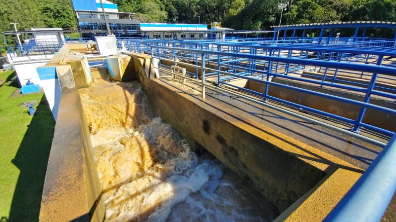 Estações de tratamento de água de Itajaí e Navegantes sofrem a a turbidez causada pela chuva; imagem é de uma das alas de tratamento