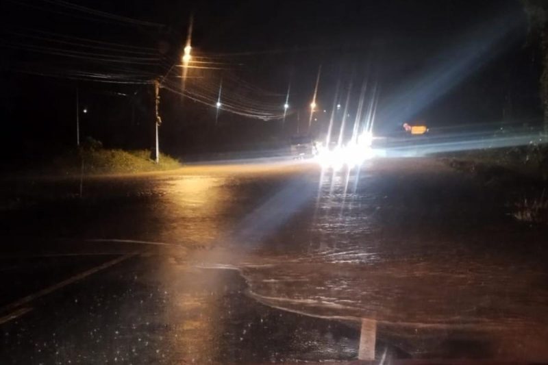 Chuvas fortes deixaram pista alagada em rodovia de SC
