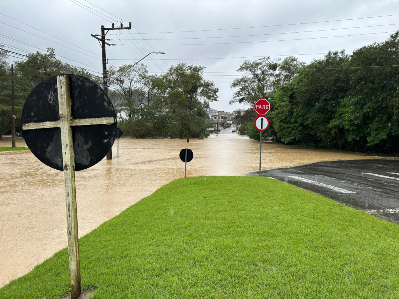 Alagamento em ruas causa interdição em Rio do Sul