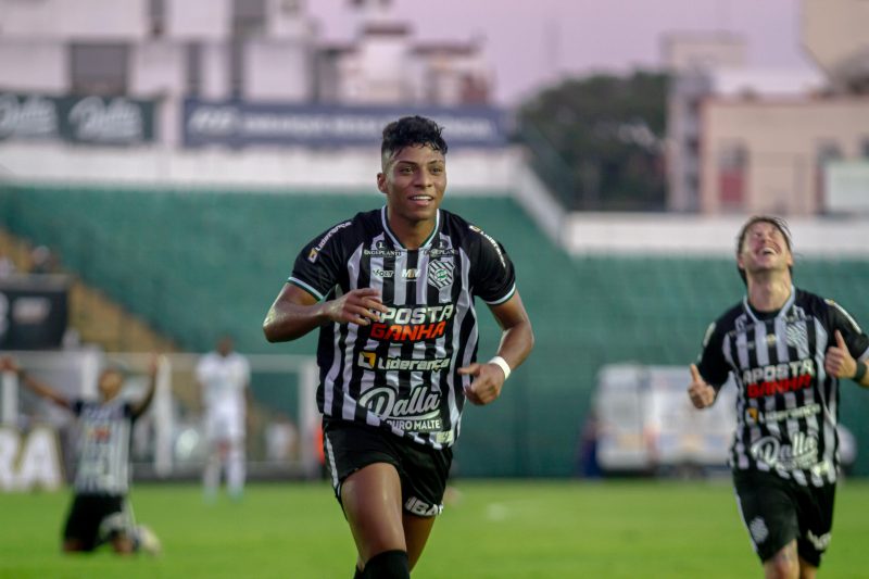 Alisson corre para comemorar gol do Figueirense