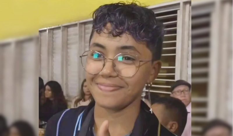 A foto mostra Ana Caroline Campêlo sorrindo, mulher lésbica, ela teria se mudado para a cidade para morar com a companheira